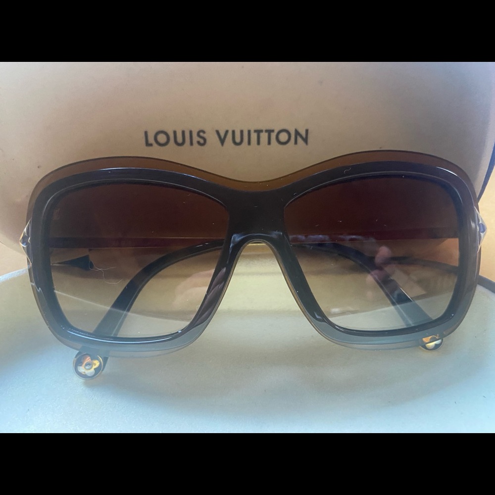 Louis Vuitton Sunglasses-authentic used